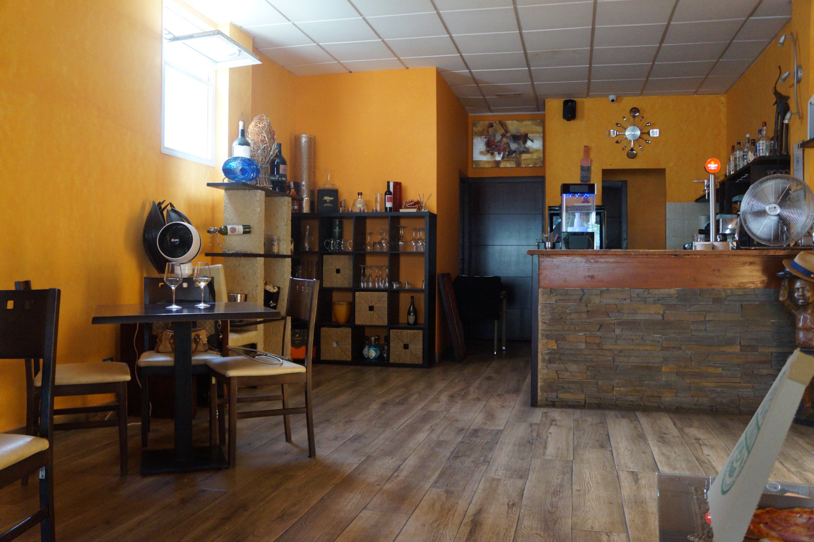 Interno e bancone del cocktail bar